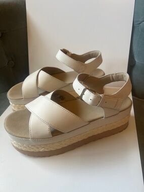 UGG women's aubrey ankle strap sandal  New Without Tags Size 9